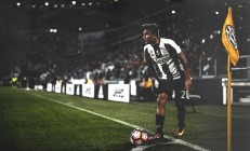 开云体育官网-跨界征服，从绿茵场到F1赛道，维尼修斯如何土耳其一波带走希腊