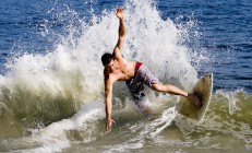 开云体育在线-赛道上的库里，球场上的黄蜂，当跨界传奇同时上演