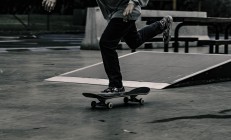 开云体育下载-一骑绝尘，当雷诺引擎轰鸣，阿隆索以一人之力扛起整支车队的荣耀
