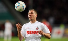 开云体育平台APP-哈斯车队险胜法拉利，塞恩斯惊艳四座，一场颠覆F1格局的经典战役