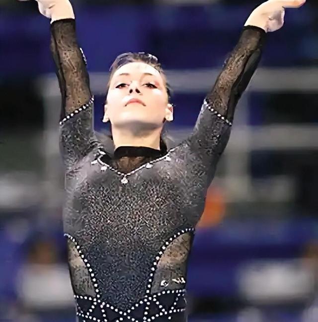 俄罗斯体操队在比赛中展现实力