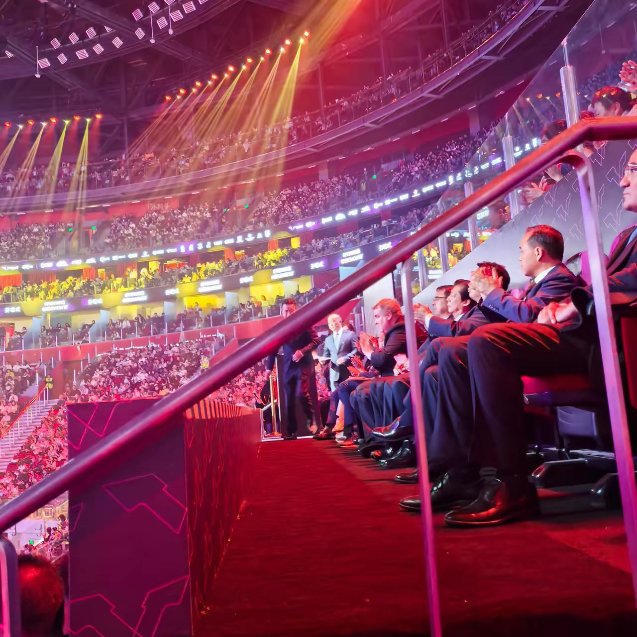 包含足坛赛场再掀风云，团队协作惊艳全场的词条