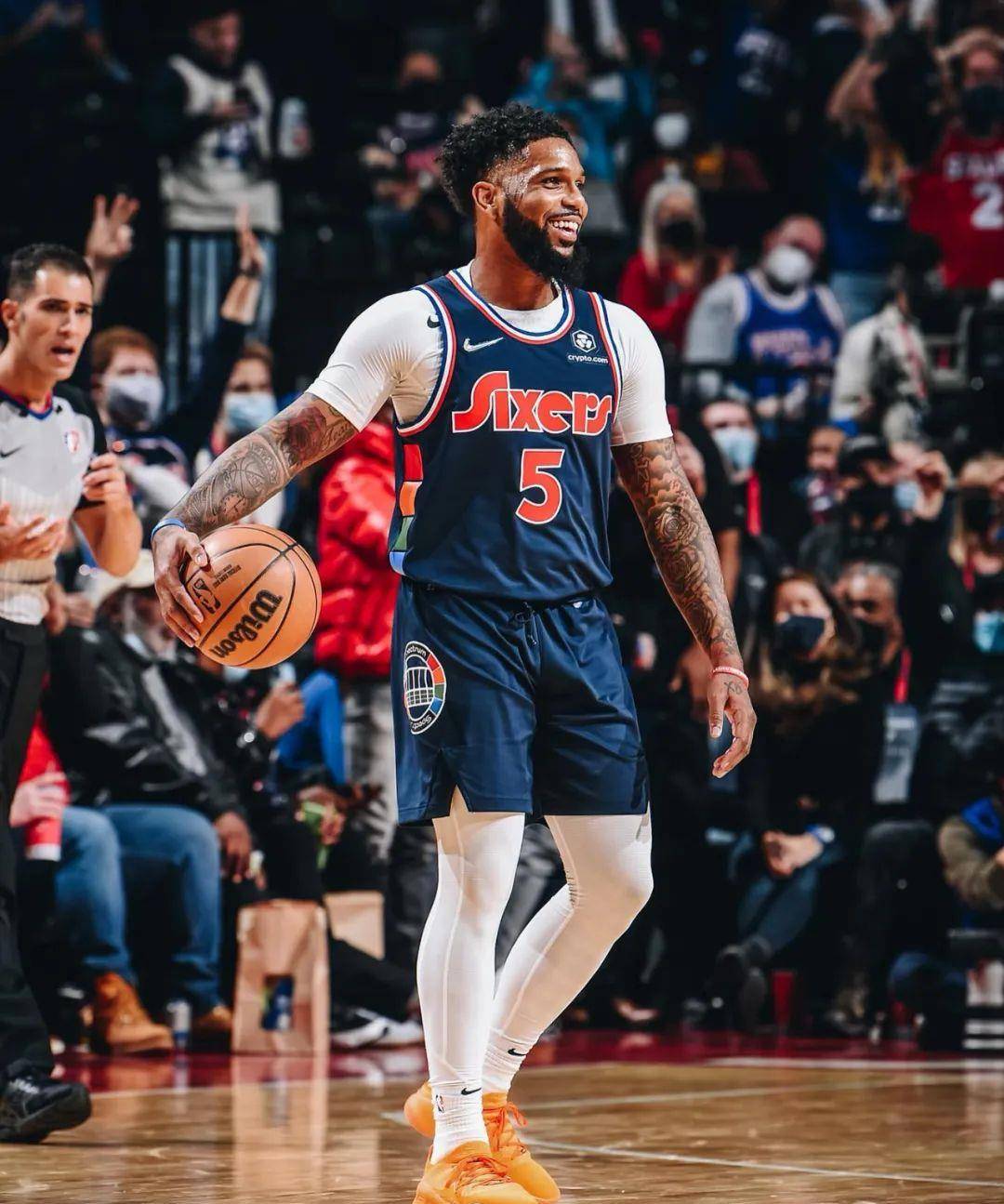 包含法国男篮爆冷76人，加里纳利三分雨点燃全场的词条